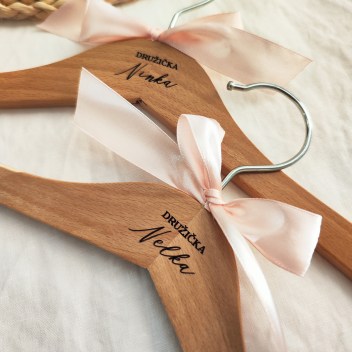 ideatree, svadobné vešiaky, svadobný vešiak, vešiak s menom, nevesta, ženích, detský vešiak, noiart, nové mesto nad váhom